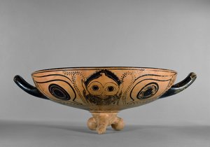 Attische zwartfigurige beker versierd met een Gorgonenhoofd tondo omringd door zes liggende mannen die een symposium bijwonen, in de stijl van de Andocides-schilder, ca. 500 v.Chr. (keramiek) door Greek