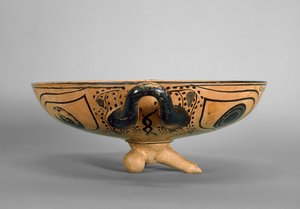 Attische zwartfigurige beker versierd met een Gorgonenhoofd tondo omringd door zes liggende mannen die een symposium bijwonen, in de stijl van de Andocides-schilder, ca. 500 v.Chr. door Greek