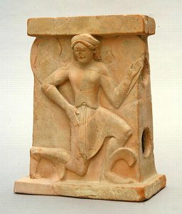 Keramisch altaar met Iris, ca. 500 v.Chr. door Greek