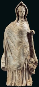 Beeldje van een vrouw met een chiton en een himation die haar hoofd bedekt, mogelijk van Myrina, Klein-Azië, 250-200 v.Chr. door Greek