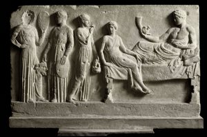 Griekse kunst: laag votief marmeren reliëf gewijd aan Dionysos Bacchus door komieken door Greek