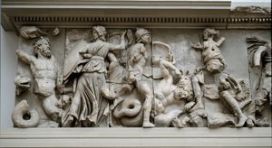 Griekse kunst: voorstelling van Hecate en Artemis. Fries van het altaar van Zeus in Pergamon, laag reliëf van Eumene II