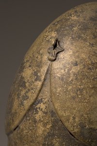 Helm met fallische appliqué, Chalcidisch, 5e-4e eeuw v.Chr. (detail)