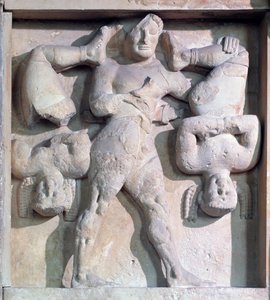 Magna Graecia: metope met Heracles met de Cercopes, stenen reliëf, 575-550 v.Chr.