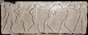 Marmeren reliëf van een grafkouros die zes atleten voorstelt
