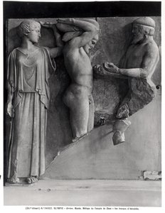 Metope X van de Tempel van Zeus die Hercules toont die de Gouden Appels van de Hesperiden ontvangt uit de hand van Atlas, terwijl Minerva een kussen op zijn hoofd rust (marmer) door Greek