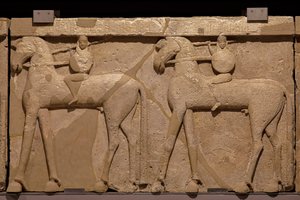 Poros stenen Fries met een processie van ruiters. 7e eeuw v.Chr. door Greek
