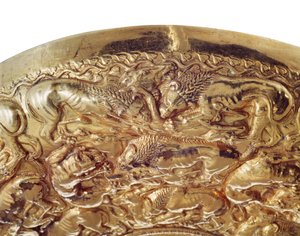 Offerschaal met reliëfdecoraties in de vorm van leeuwen en panters (goud)