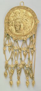 Hanger met het hoofd van Athena Parthenos (goud en email) door Greek School
