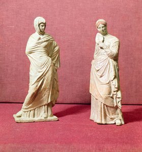 Twee standbeelden van staande vrouwen, uit Tanagra, ca. 350 v.Chr.