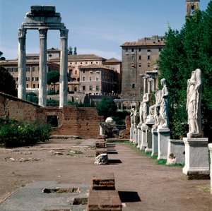 Romeins Forum: standbeelden van vestalen. Huis van de vestalen (Casa delle Vestali of Atrium Vestae). Links de Griekse tempel van Dioscuren (of tempel van Castor en Pollux) (5e eeuw v.Chr.). Rome