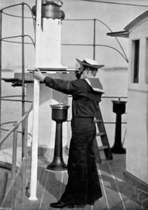 Een uitkijk op de brug van een Brits oorlogsschip, 1896
