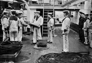 Oefening met een 6 inch snelvuurkanon aan boord van het slagschip HMS Resolution