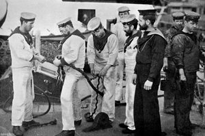 Blauwe jassen aan het werk met het splitsen van een touw aan boord van het slagschip HMS Majestic, 1896