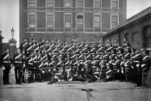 Onderofficieren van de 1st Life Guards in Knightsbridge Barracks, Londen door Gregory and Co