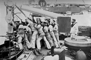 Het anker hijsen op het voordek van het slagschip HMS Majestic