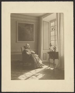 [Interieur met zittende vrouw in kostuum]. door Guido Rey
