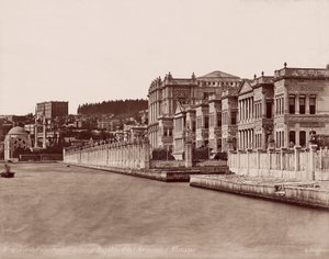 Dolmabahçe Paleis en Duitse Ambassade door Guillaume Berggren