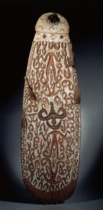 Ovale Asmat-schild, gesneden in reliëf met scrollende ornamenten met sterk gestileerde figuren, gevlochten kwastjes aan de rand door Guinean New