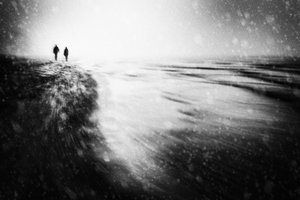 Wandelaars op het besneeuwde strand door Gustav Davidsson
