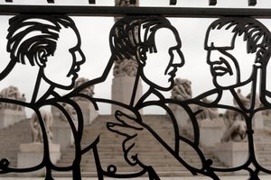 Smeedijzeren poorten van naakte mannen sculptuur in Frogner Park, Oslo, Noorwegen (ijzer)