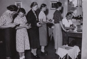 Jonge vrouwen in het Derde Rijk: Wir Arbeitsmaiden, Wij de arbeidsmeiden (zw/w foto) door Gustav von Estorff