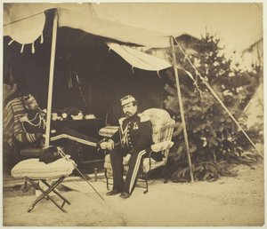 Officieren zittend bij een tent, Camp de Châlons door Gustave Le Gray