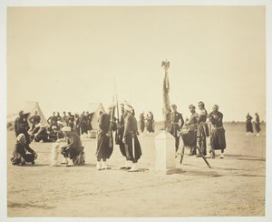 De geheven vlag van het Zouave-regiment, Camp de Châlons door Gustave Le Gray