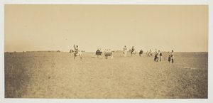 Zonder Titel [bezoekers kijken naar militaire manoeuvres] door Gustave Le Gray