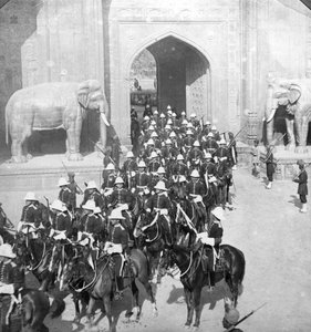 Een processie die door de Delhi-poort trekt, Lahore, Pakistan, 1913