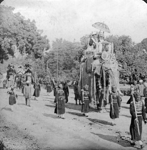 Lord en Lady Harding op een olifant, India, 1913