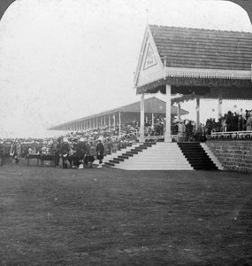 Koningin Mary 1867-1953 reikt prijzen uit op een militair toernooi, Delhi, India, begin 20e eeuw door H. D. Girdwood