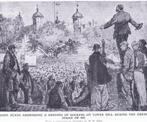 John Burns spreekt een bijeenkomst van dokwerkers toe op Tower Hill tijdens de Grote Staking van 1892, uit Cassells History of the British People gepubliceerd door de Waverley Book Company Limited, ca. 1940 door H. H. Flere