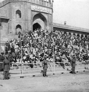 Toeschouwers bij Jumma Masjid, Bangalore, India, 1900s door H. Hands and Son