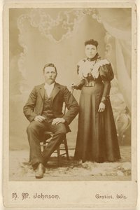 [Ongeïdentificeerd paar: man met snor zittend, vrouw staand]. door H. M. Johnson
