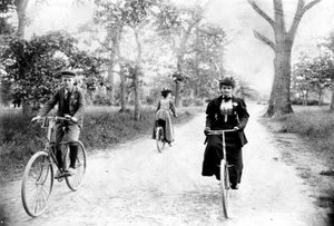 Maynard MacDonald en zijn grootmoeder, Hannah Maynard, fietsen in Beacon Hill Park, Victoria, ca. 1895 (zwart-wit foto) door Hannah Maynard