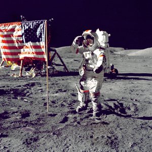 Cernan springt en groet de vlag, 1972 door Harrison Schmitt