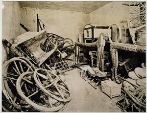 Uitzicht op de voorhal van het Graf van Toetanchamon kijkend naar het zuiden, Vallei der Koningen, november 1922 door Harry Burton