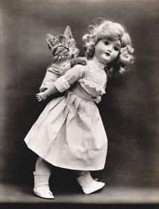 Kittieserie: Rijden met een pop, ca 1914 (zilverdruk)