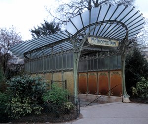 Een metro-ingang gemaakt door Hector Guimard (1867-1942), Parijs