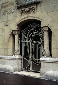 Art Nouveau architectuur: uitzicht op de voordeur van het Castel Beranger gelegen aan de rue de la Fontaine 14 in het 16e arrondissement van Parijs. Ontworpen door de architect Hector Guimard (1867-1942)
