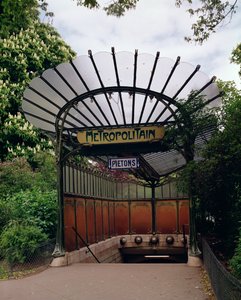 Toegang tot de Metro Porte Dauphine, ontworpen door Hector Guimard (1867-1942)