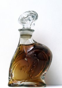 Witte gegoten glazen fles gemaakt voor de tentoonstelling Universelle de Paris in 1900 door Hector Guimard. Internationaal Parfumeriemuseum van Grasse door Hector Guimard