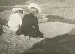 Velden in Birgitz (Hans en Mary zittend) door Heinrich Kuhn