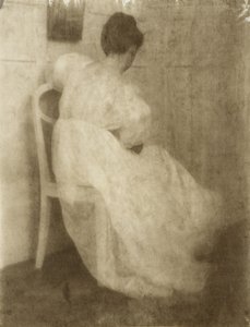 Mary Warner op een witte stoel, c.1910 door Heinrich Kuhn