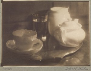 [Theestilleven, versie III] door Heinrich Kuhn
