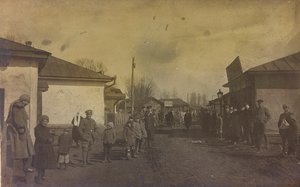 Eerste Wereldoorlog: Oekraïne in de jaren 1914-1916 tijdens de invasie van het Duitse leger. Militairen en burgers in de straat van een stad