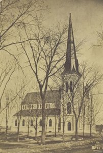 Naamloze kerk met spitse toren