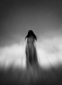 De mysterieuze, etherische vrouw door Hengki Lee