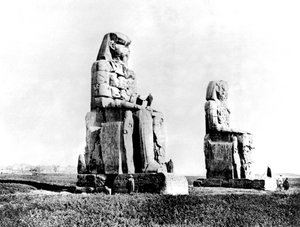 De Kolossen van Memnon, Thebe, Nubië, Egypte, 1887 door Georges Henri Bechard